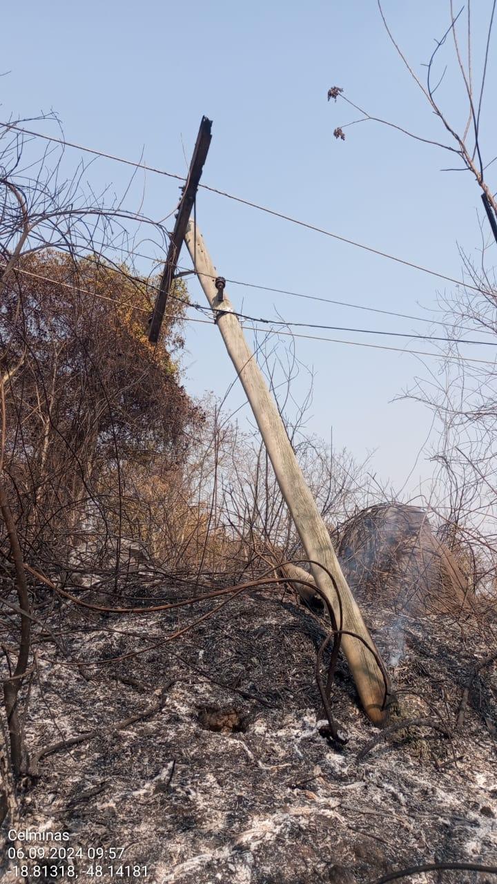 Queimada arruína poste de energia elétrica (Foto/Divulgação)