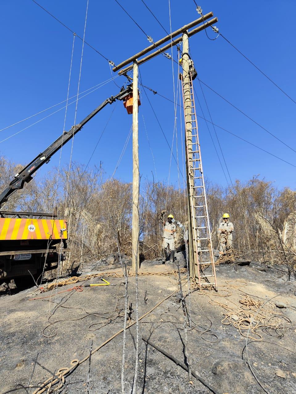 Técnicos da Cemig precisam reparar poste de energia elétrica após incêndio (Foto/Divulgação)