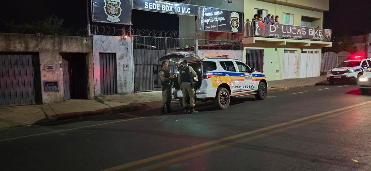 Motociclista foi preso após cair da moto enquanto fugia da polícia (Foto/Luiz Gustavo Rezende)