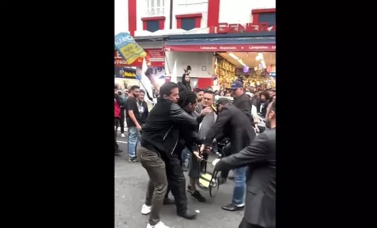 O homem ergueu a cadeira em provocação a Marçal, mas aliados do candidato do PRTB entenderam o gesto como uma nova tentativa de agressão ao ex-coach (Foto/Reprodução)