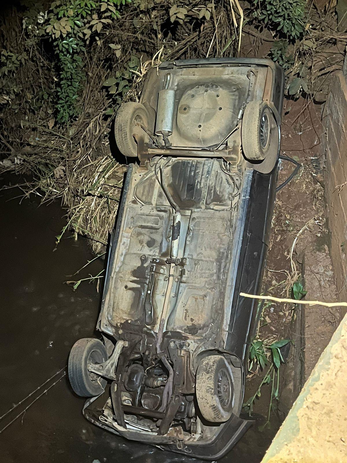 O carro foi localizado pela polícia caído em córrego, mas o suspeito não foi encontrado e segue sendo procurado (Foto/Divulgação)