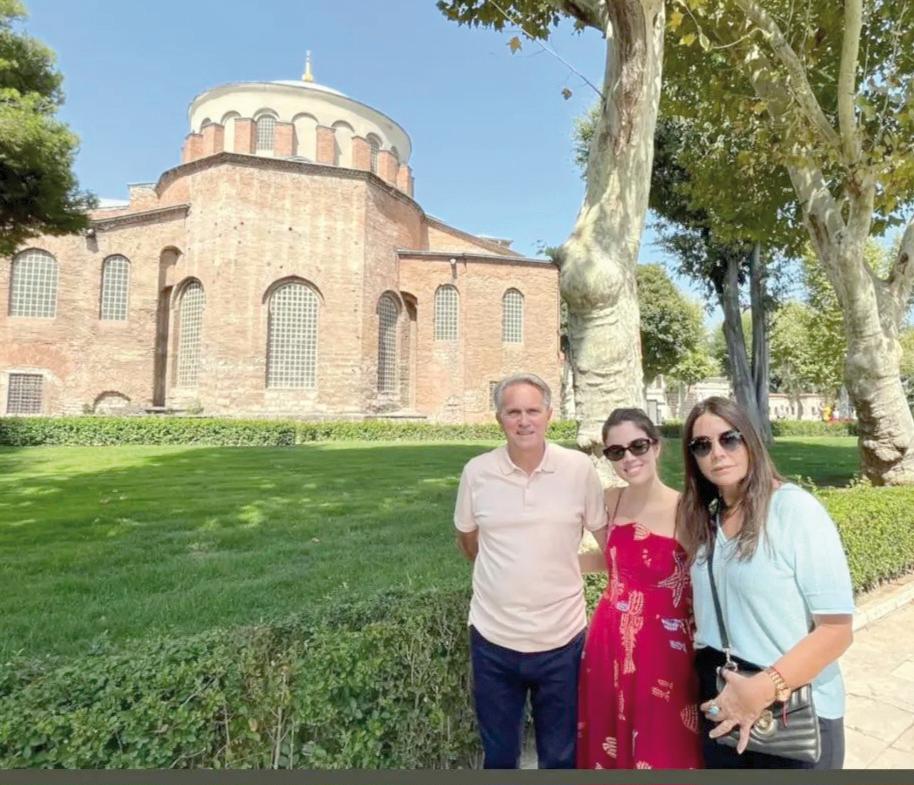 Ana Lúcia Árabe, seu marido Lizandro Ferreira e a filha Isabela em tour por Istambul (Foto/Arquivo pessoal)