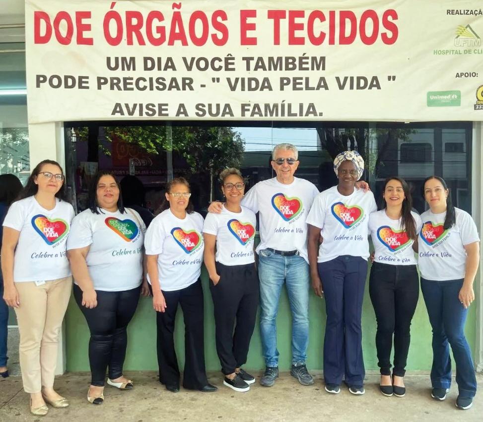 Dr. Ilídio Antunes de Oliveira Júnior e equipe do HE da UFTM em plena campanha pelo Mês da Doação de Órgãos (Foto/Arquivo pessoal)