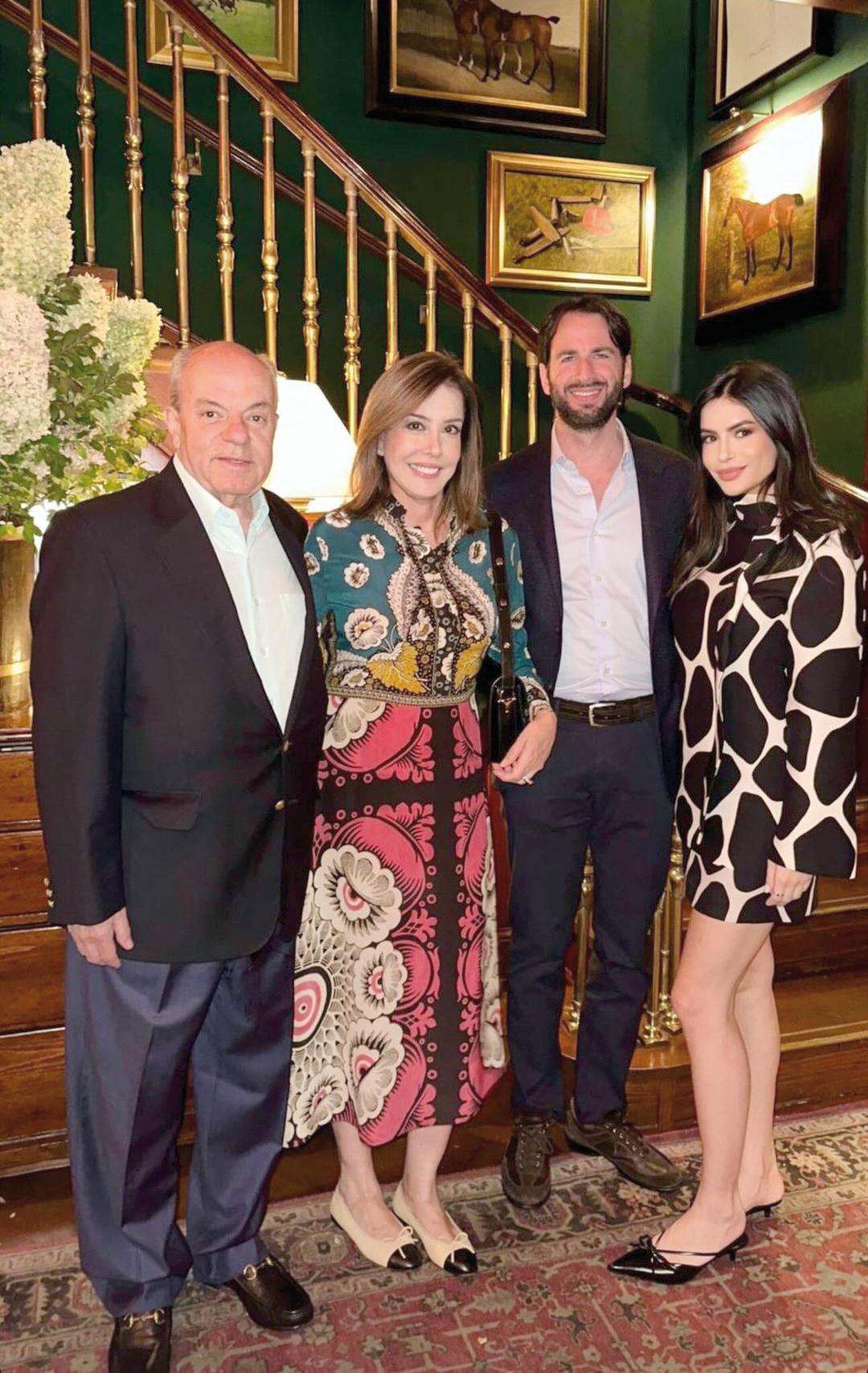 Amigos Marta e Luiz Carlos Frange Montes com a filha Maria Paula e o namorado Alessandro Arduini no elegante restaurante do designer Ralph Lauren em New York (Foto/Arquivo pessoal)