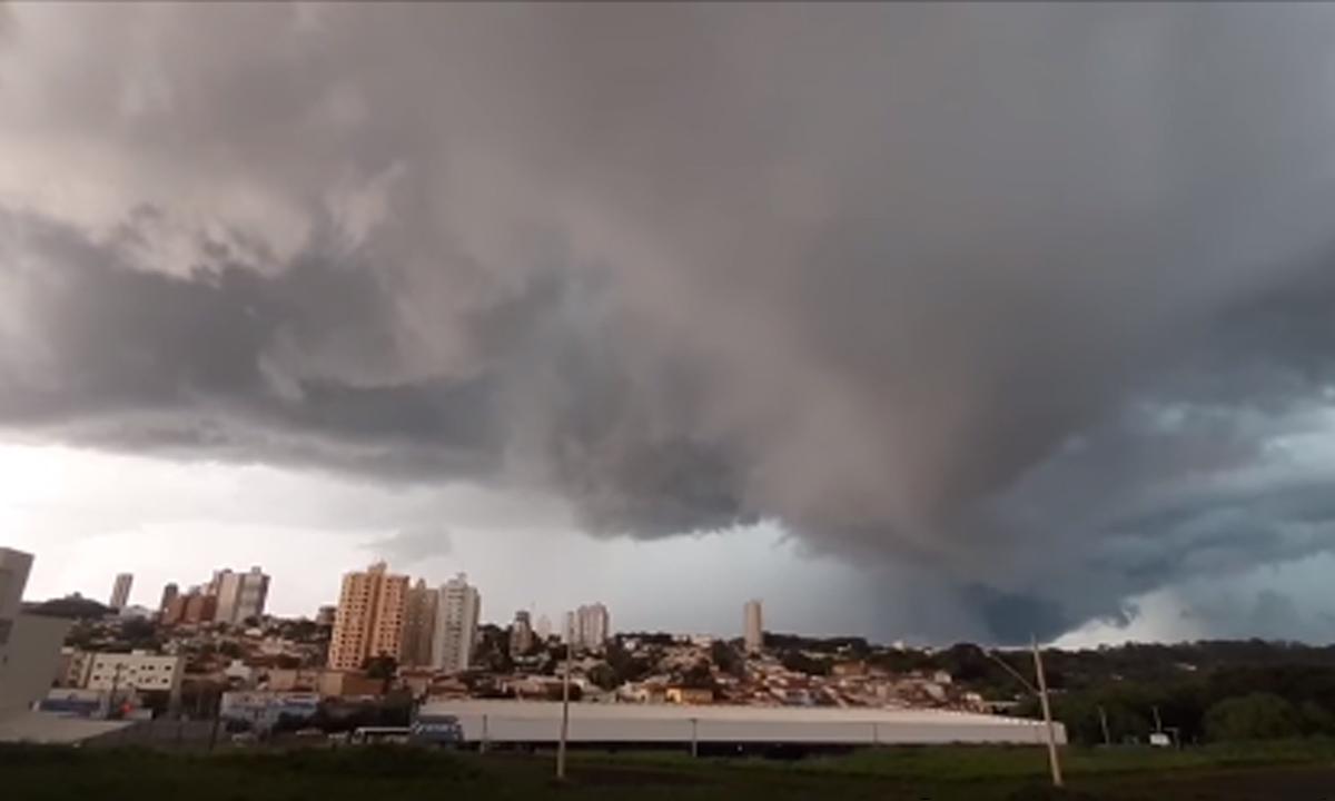 O aviso de vendaval foi emitido às 9h e tem vigência até às 15h, com a previsão de ventos variando entre 40 km/h e 60 km/h (Foto/Reprodução)