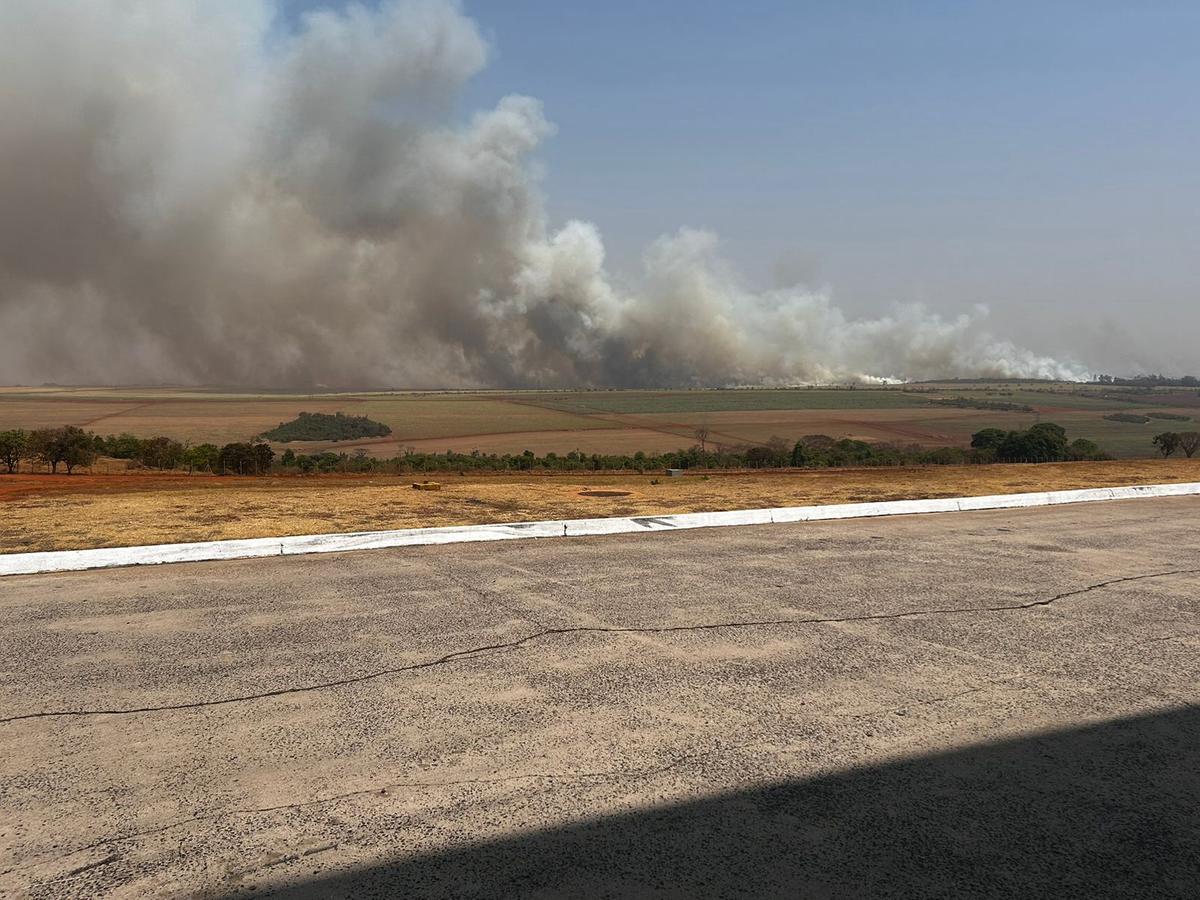 Fumaça da queimada já se espalha pela região (Foto/Reprodução)