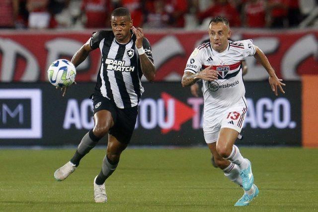 Junior Santos e Rafinha em Botafogo x São Paulo pelo Campeonato Brasileiro de 2023 (Foto/Vitor Silva/Botafogo)