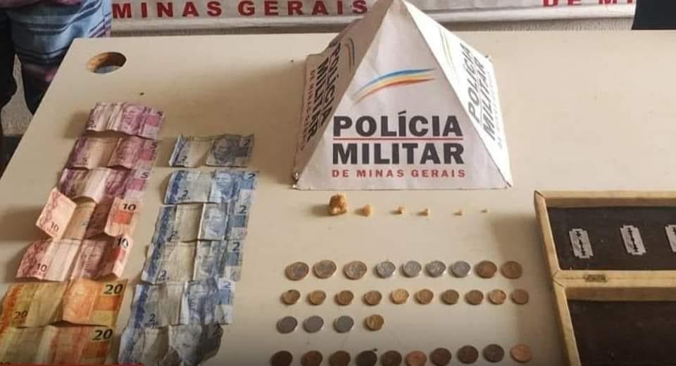 Pedras de crack e dinheiro localizados na casa onde o suspeito tentou se esconder da Polícia Militar (Foto/Divulgação)