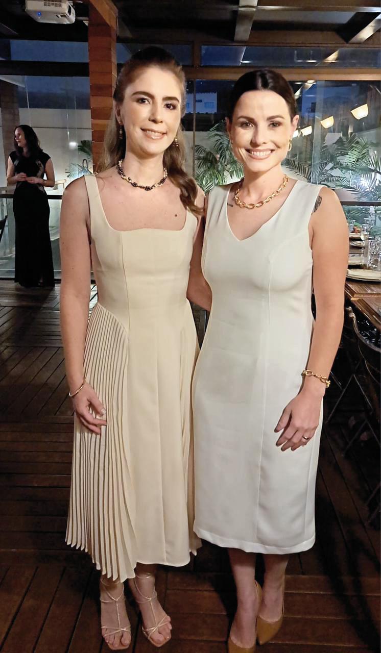 Laura Cardoso e Bárbara Borges Celani reuniram colunáveis para aplaudir seu sim. Que sejam muito felizes! (Foto/Arquivo pessoal)