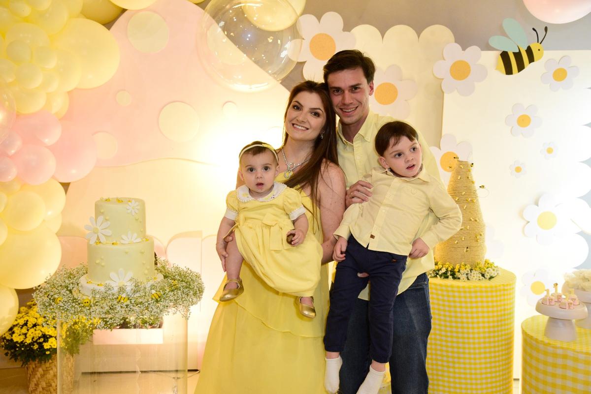 Os queridos, Alana Diniz Mussi e João Vitor Zanin Freitas fizeram uma festa linda e doce para comemorar o primeiro aninho da caçula Florença, que contou com a ajuda do irmão José Vitor Mussi Freitas, para soprar sua primeira velinha (Foto/Arquivo Pessoal)