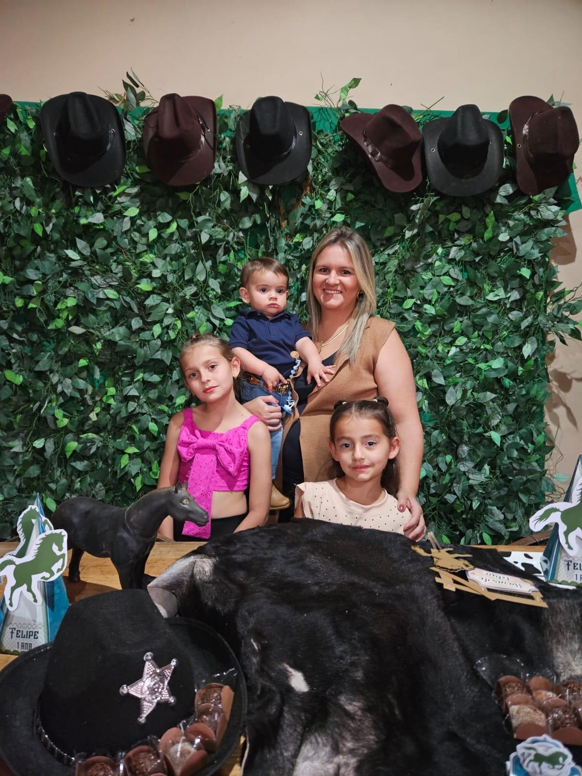 Felipe no colinho da Mamãe Stella Ramos Marega e cercado de amor pelas irmãs, Maria Cecília e Manuela (Foto/Arquivo Pessoal)