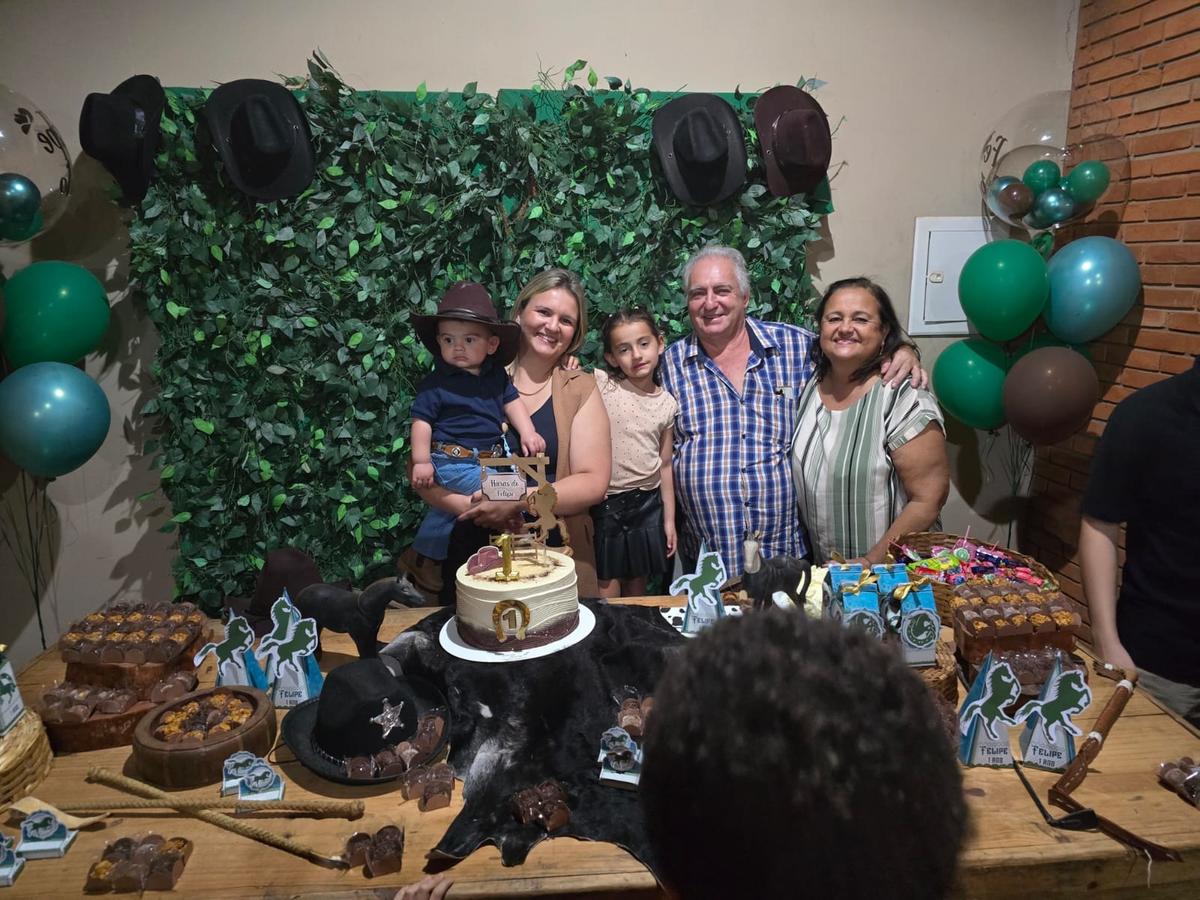 Felipe, Stella e Manu com os avós mais que especiais, Gilberto e Cecília Marega (Foto/Arquivo Pessoal)