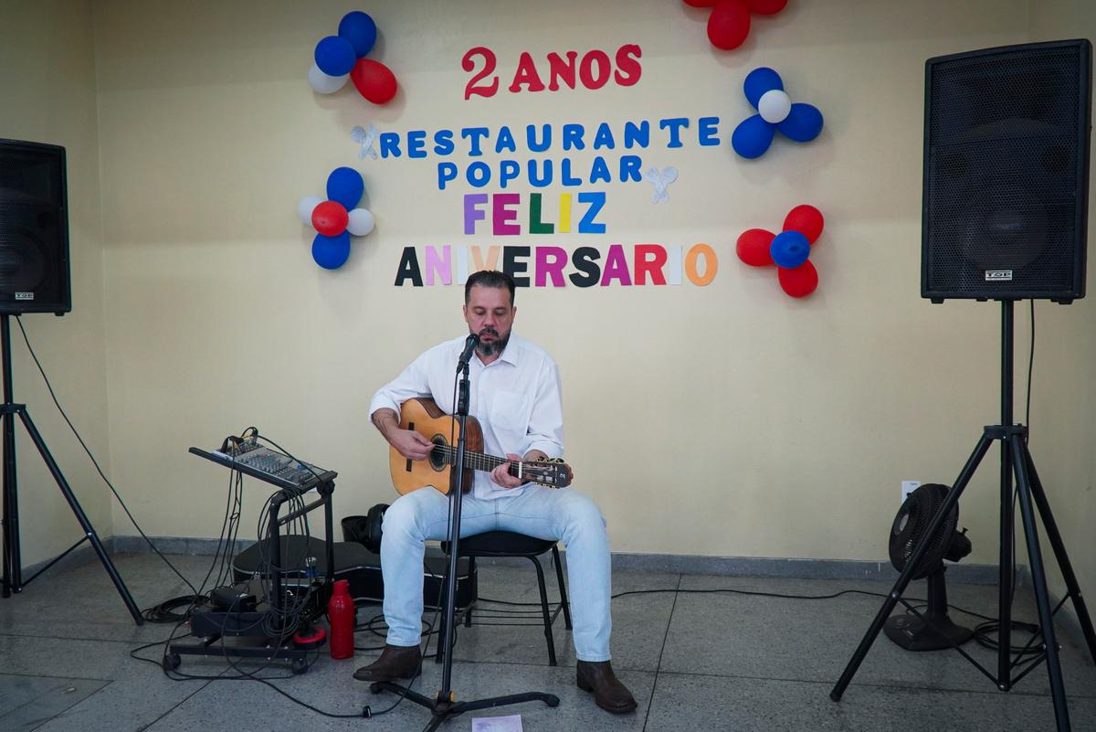 Cantor Alexandre Guimarães animou o almoço de sexta-feira em comemoração aos dois anos do Restaurante Popular (Foto/Divulgação)