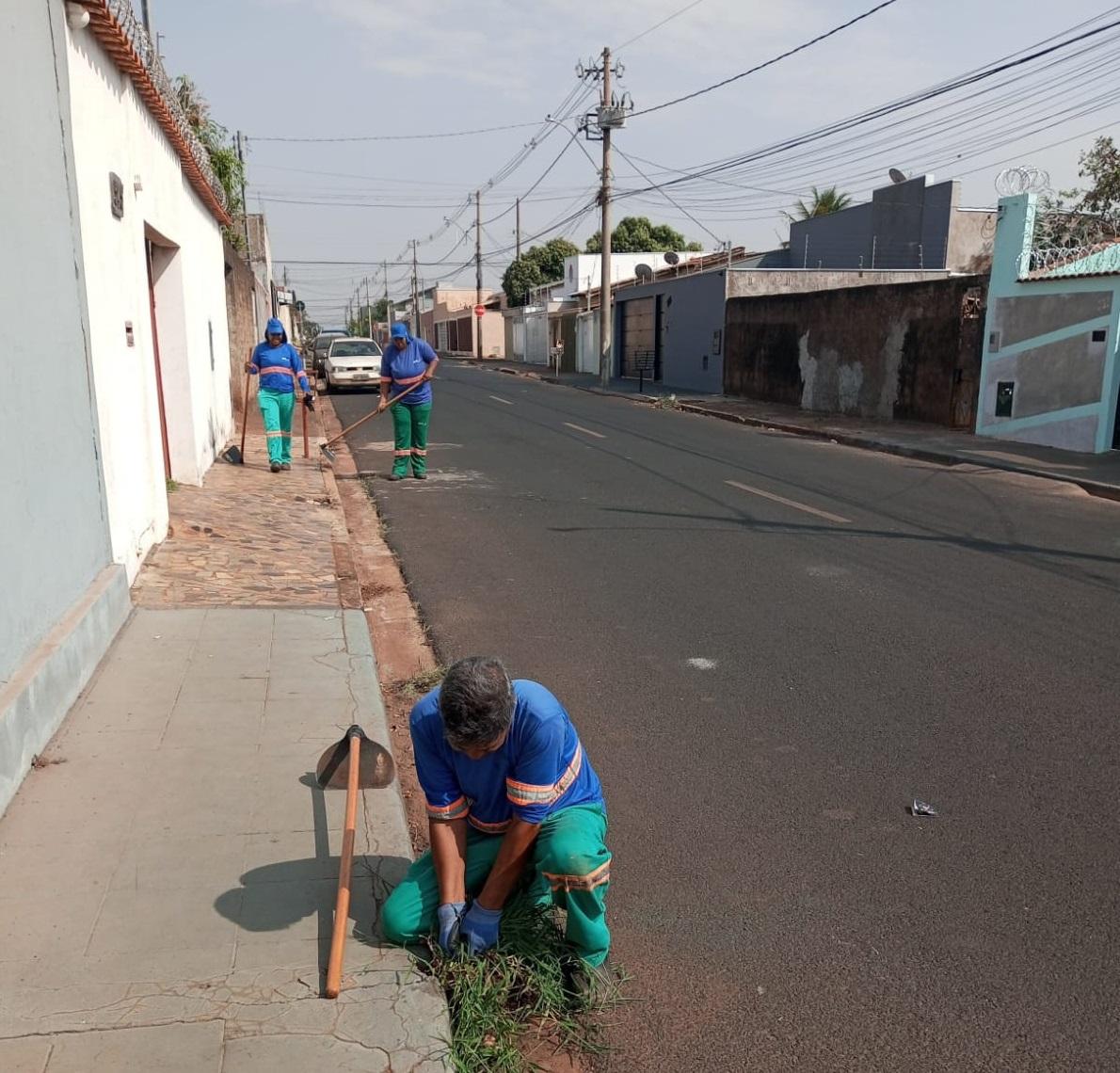 Cerca de 40 bairros recebem serviços de limpeza urbana em Uberaba (Foto/Divulgação)