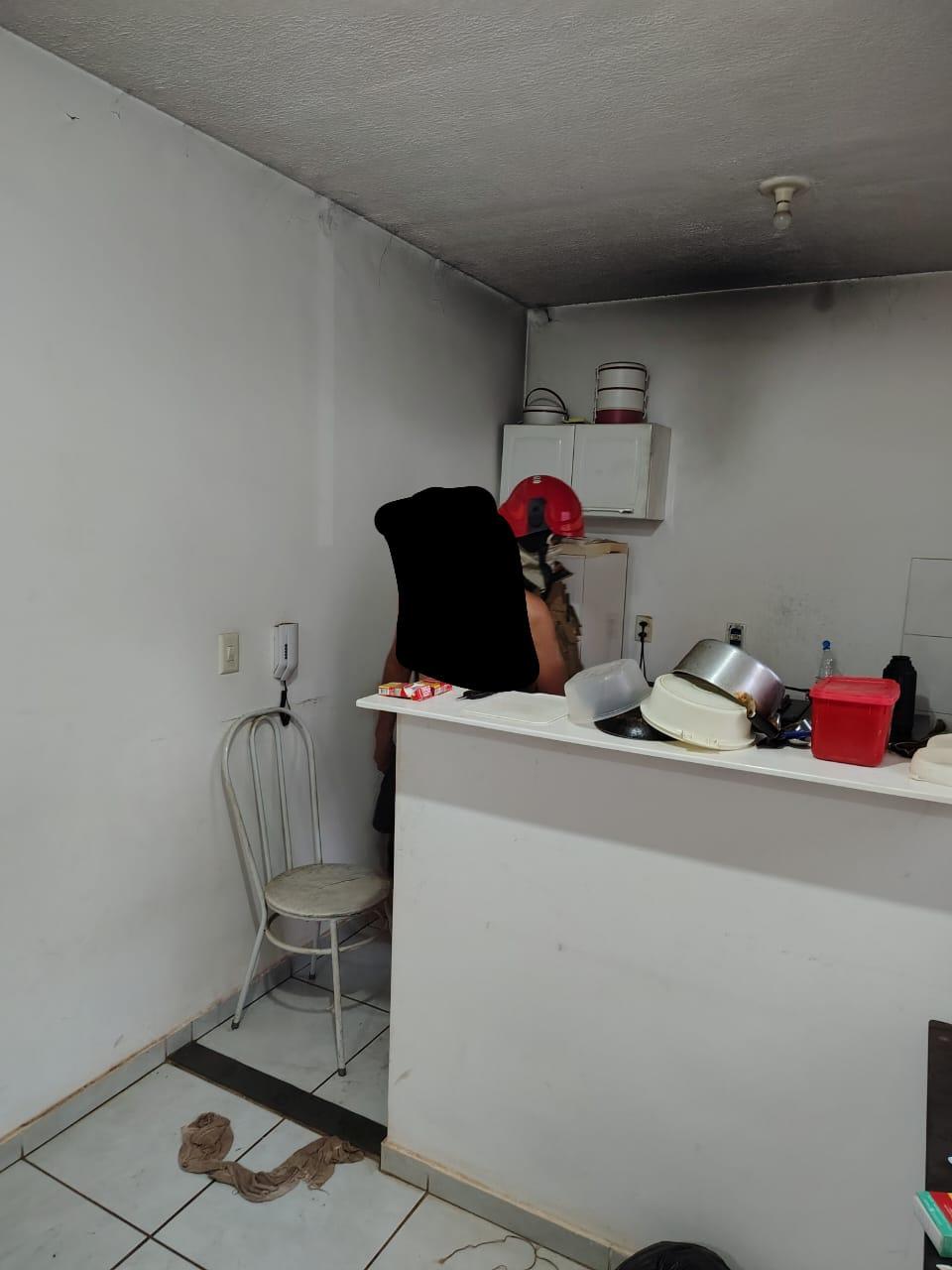 Teto do apartamento ficou chamuscado devido à fumaça gerada pela panela esquecida no fogão (Foto/Divulgação Corpo de Bombeiros)