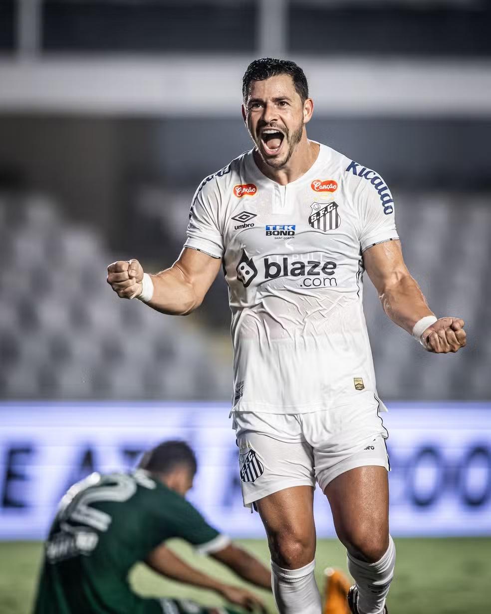 Giuliano, meia do Santos, comemora gol marcado na vitória sobre o Guarani (Foto/Raul Baretta/Santos)