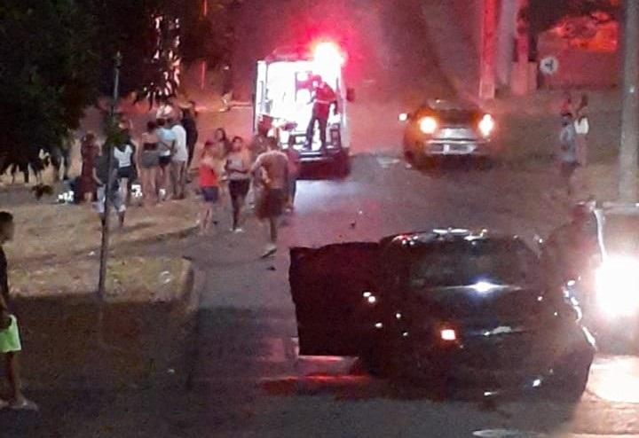 O motorista do carro que desobedeceu à sinalização de Pare e atingiu violentamente o motociclista, fugiu sem prestar socorro à vítima (Foto/Divulgação)