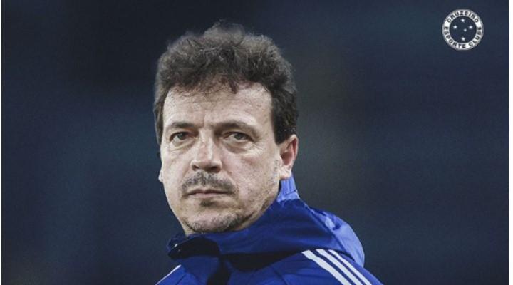 Fernando Diniz, de 50 anos, defendeu as cores do Cruzeiro em 2004 por apenas oito jogos (Foto/Reprodução/Jornal do Comércio)