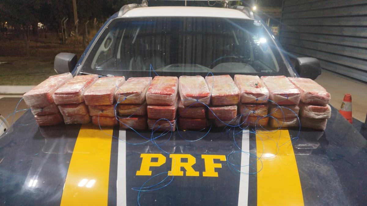 Equipe da PRF realizou a apreensão de 32 kg de pasta base de cocaína durante uma abordagem no km 876 da BR-262, no município de Campo Florido (Foto/Divulgação)