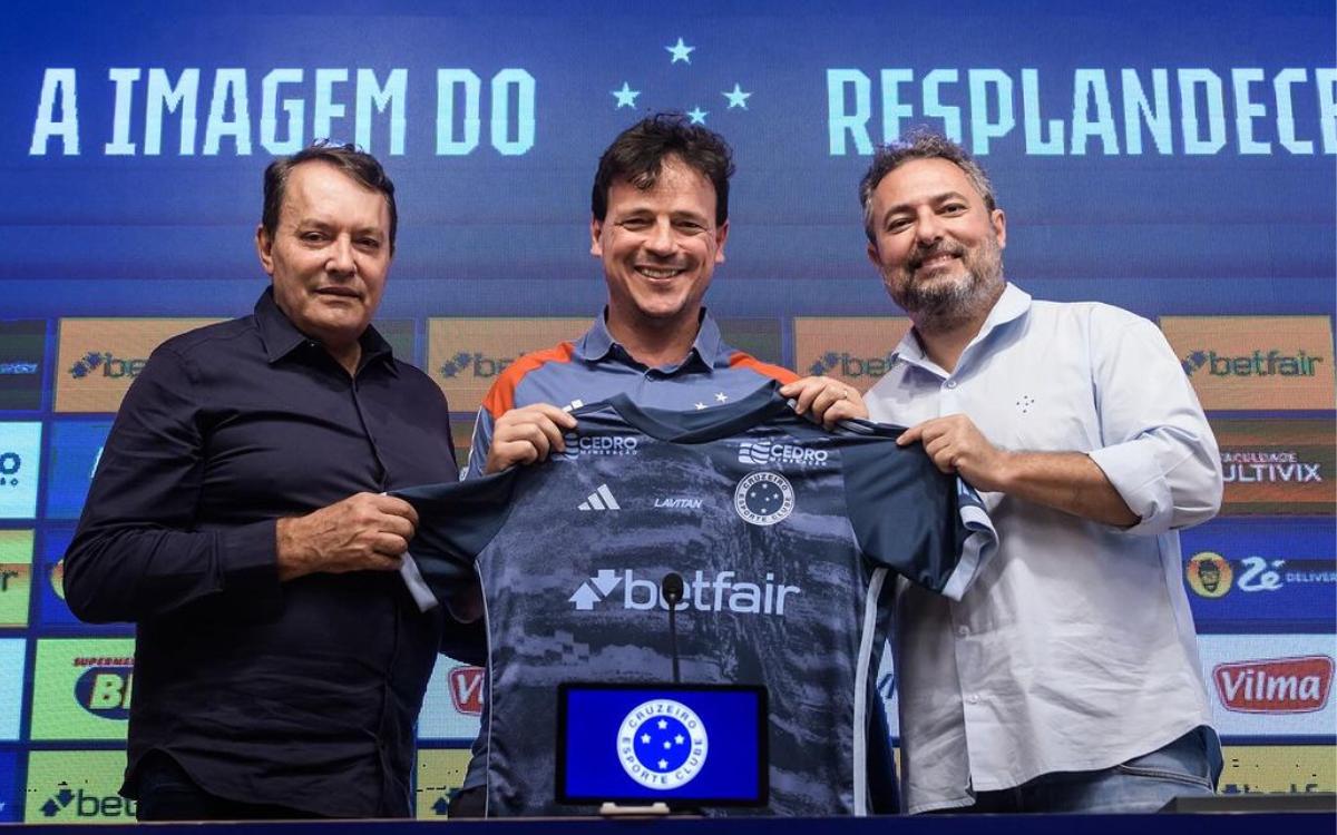 Fernando Diniz foi apresentado oficialmente no Cruzeiro na tarde desta terça-feira (Foto/Divulgação Cruzeiro)