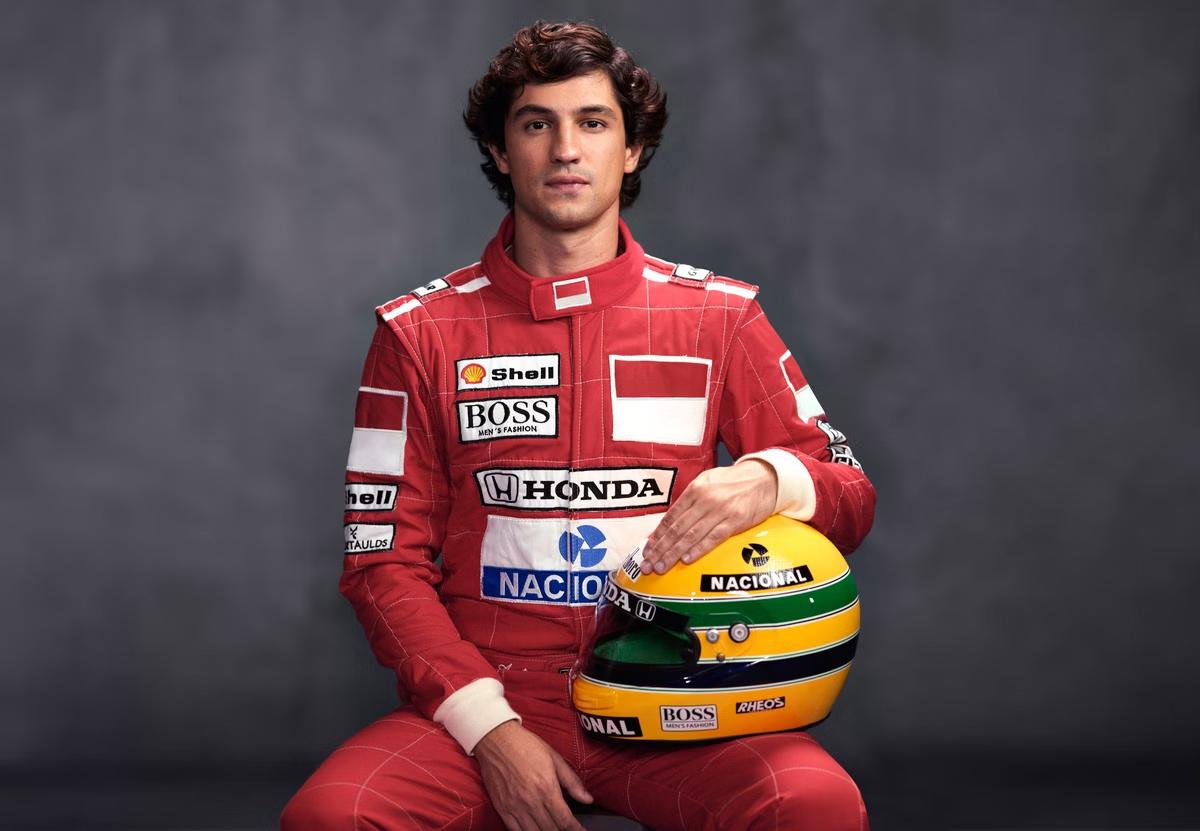 Gabriel Leone interpreta o piloto brasileiro Ayrton Senna na produção da Netflix (Foto/© 2024 Netflix, Inc.)