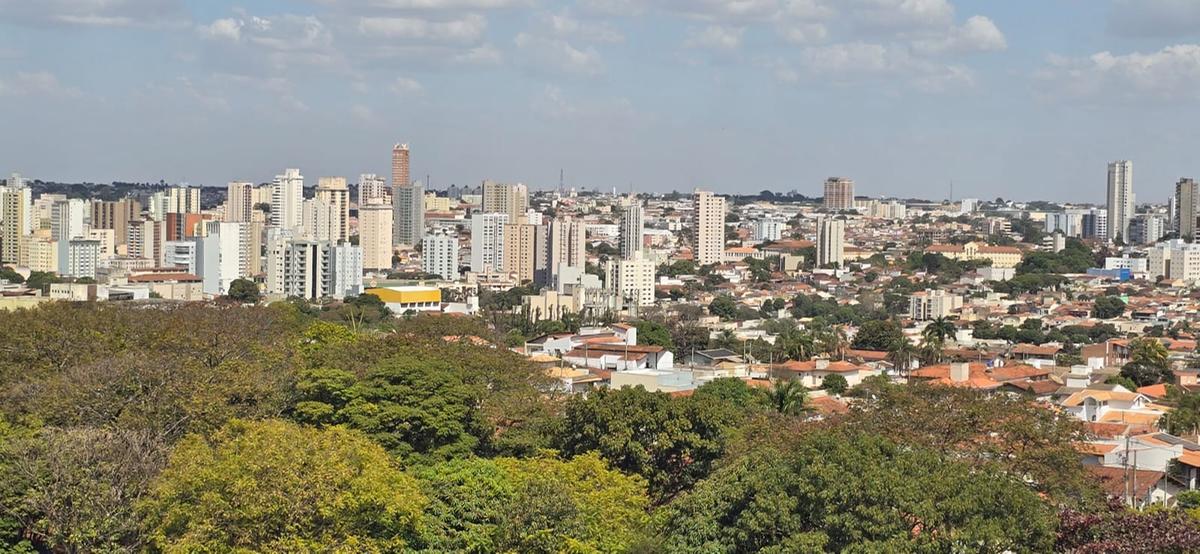 Com temperaturas máximas que podem atingir até 38°C e umidade relativa do ar de apenas 15%, o cenário é considerado de grande perigo pela classificação do INMET (Foto/Luiz Gustavo)