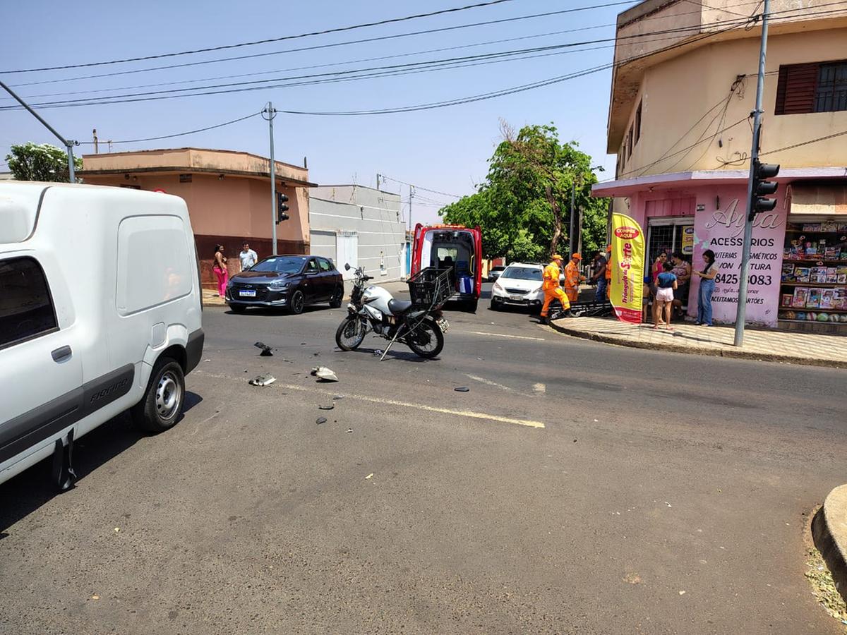 O condutor da motocicleta foi arremessado ao solo com a colisão, mas permaneceu consciente e orientado. Ele sofreu escoriações nos membros inferiores e relatou sentir uma leve dor abdominal (Foto/Divulgação/Corpo de Bombeiros)