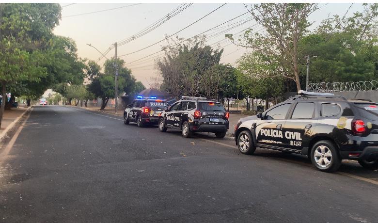 Nesta manhã, aproximadamente 20 policiais civis participaram da operação que resultou na prisão de três investigados e no cumprimento de quatro mandados de busca e apreensão (Foto/Divulgação)