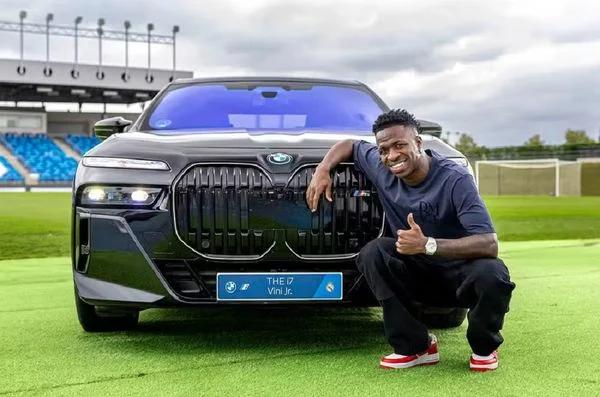 Vini Jr. ficou com BMW i-7, o carro mais caro, avaliado em R$ 1,1 milhão (Foto/Divulgação/Real Madrid)