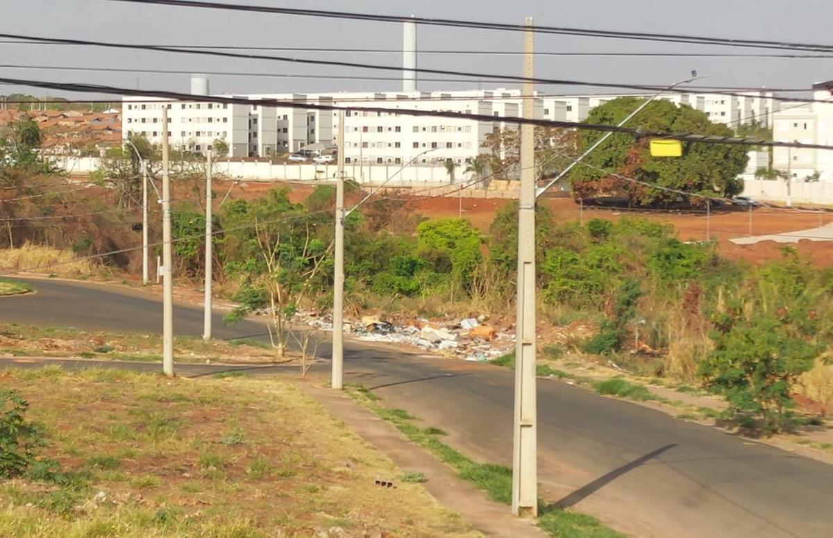 Ponto é alvo de descarte irregular de lixo, apesar de proximidade com Ecoponto (Foto/Leitor JM)