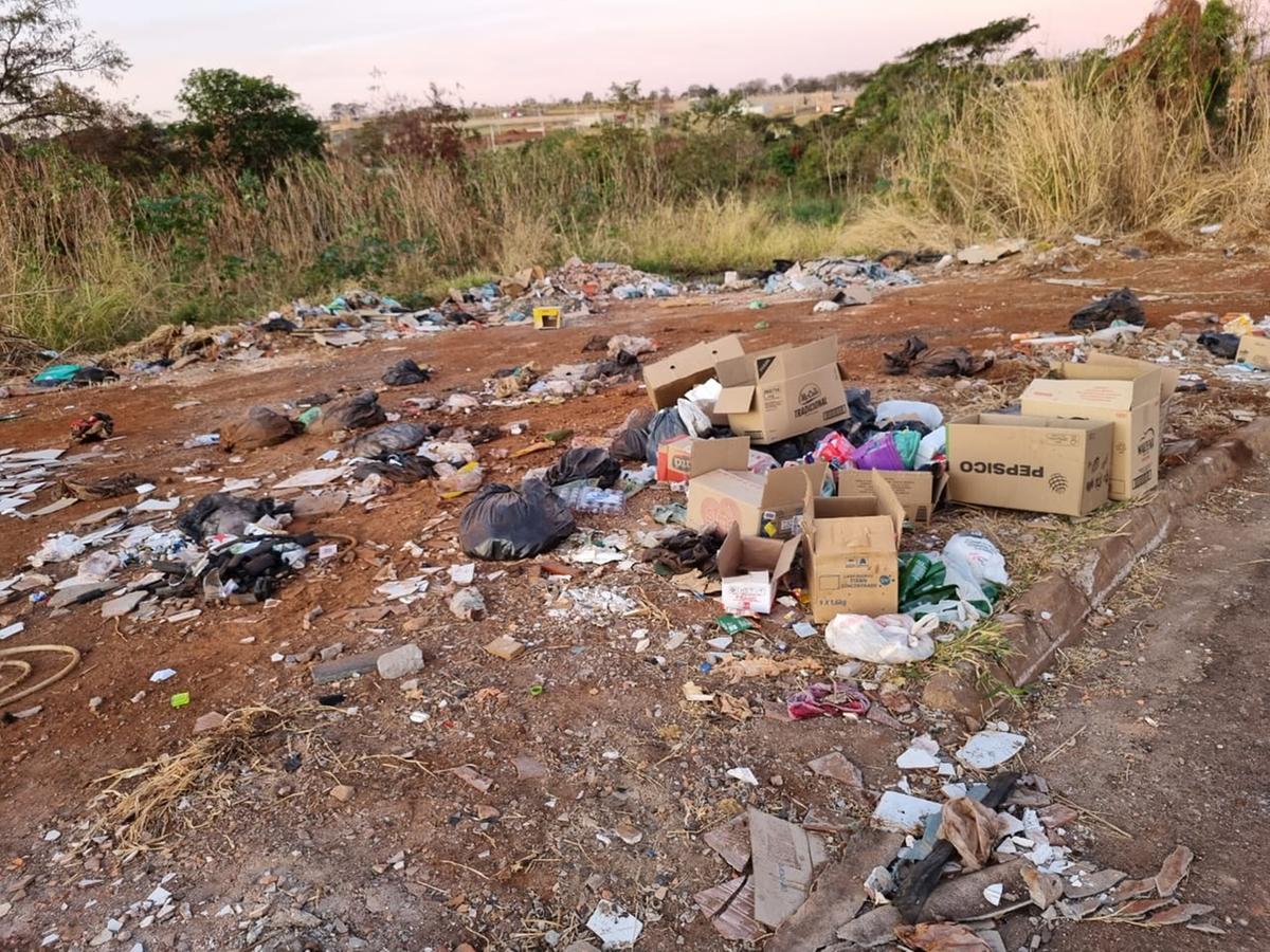 Ponto é alvo de descarte irregular de lixo, apesar de proximidade com Ecoponto (Foto/Leitor JM)