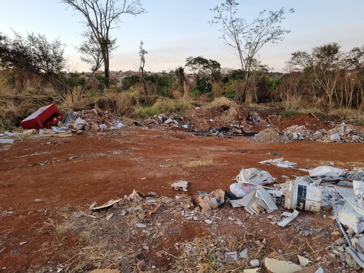 Ponto é alvo de descarte irregular de lixo, apesar de proximidade com Ecoponto (Foto/Leitor JM)