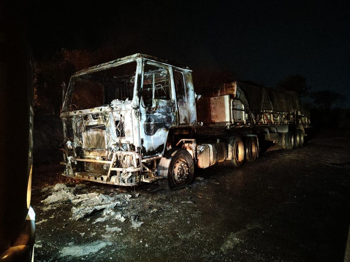 Carreta ficou destruída, mas a carga de tubos não chegou a ser atingida, ao contrário da vegetação nas proximidades (Foto/Divulgação)