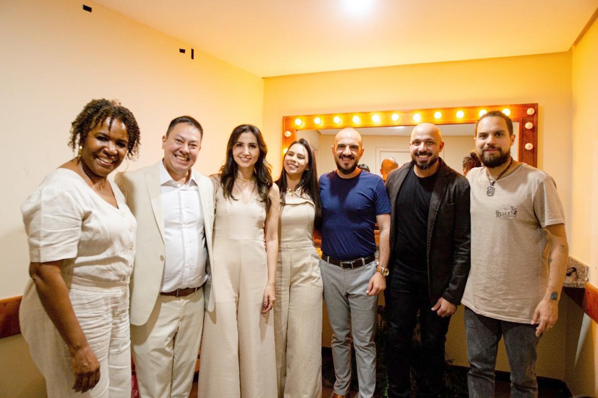 UAI SUMMIT 2024 foi um sucesso, na foto turma toda reunida brindando mais uma edição, Maria Regina Basílio, Alfredo Tanimoto, Danielli Cardoso, Mariana Lopes, Ronaldo Lemes, Julio Dario e Murilo Gun (Foto/Arquivo pessoal)