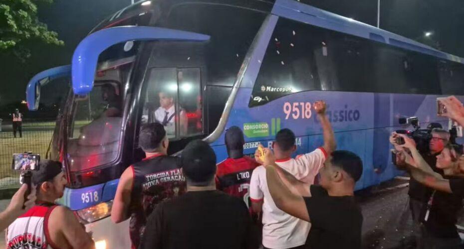 Na saída do ônibus, o clima ficou tenso. ((Foto/Reprodução/Ronald Lincoln/GE))