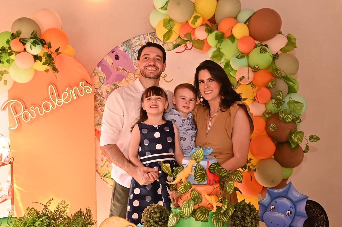 O aniversariante com os pais, Luiz Pessoa e Camila Nascimento e a irmã Luiza (Foto/Wagner Pinheiro)