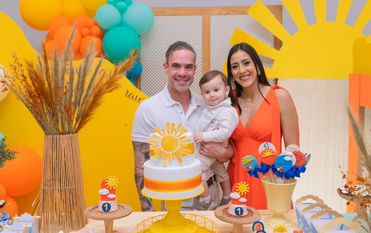 Samuel era só sorriso, com os pais, Pablo Campos de Oliveira e Camila Cardoso de Oliveira Campos (Foto/Ju Estevam)