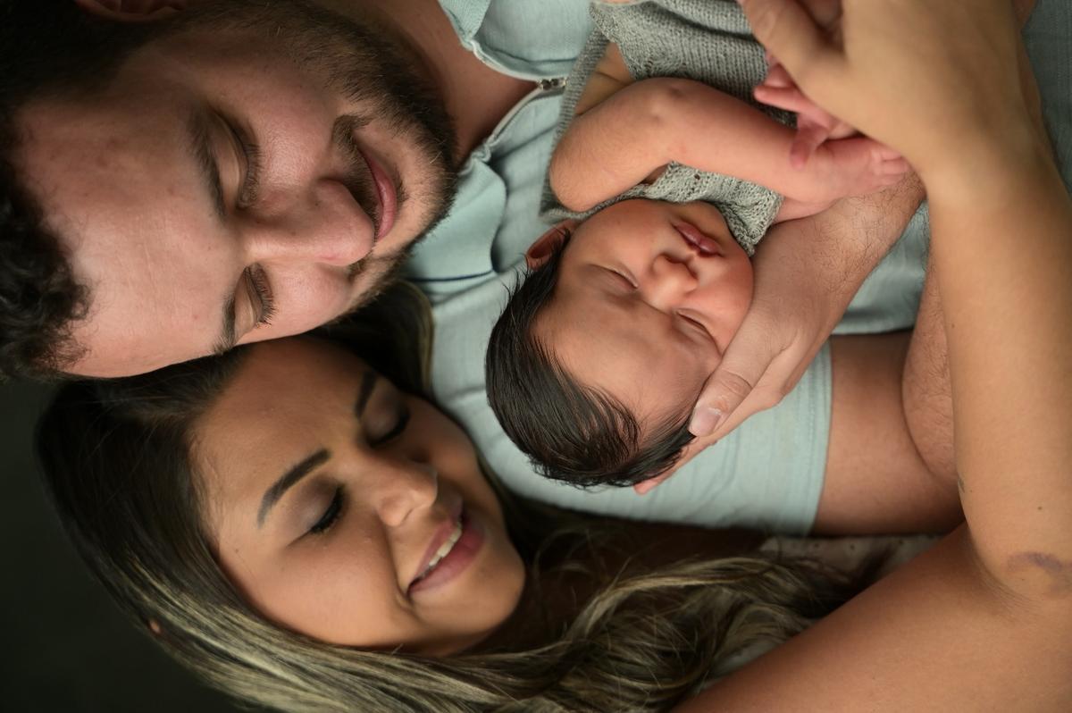 Talita Silva Alves Tibola e Fernando Lucas Tibola, radiantes com a chegada do pequeno Nikolas Alves Tibola (Foto/Alysson Oliveira)