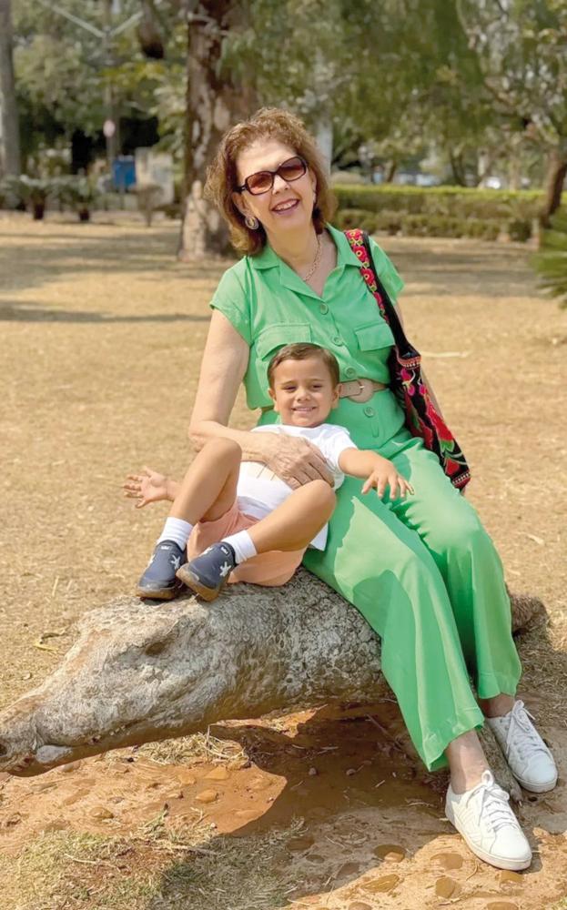 Romeo Flores Muniz veio de Brasília visitar a vovó Lucéia Ferreira Muniz, que levou o neto para conhecer os parques e dinossauros de Peirópolis (Foto/Marise Romano)