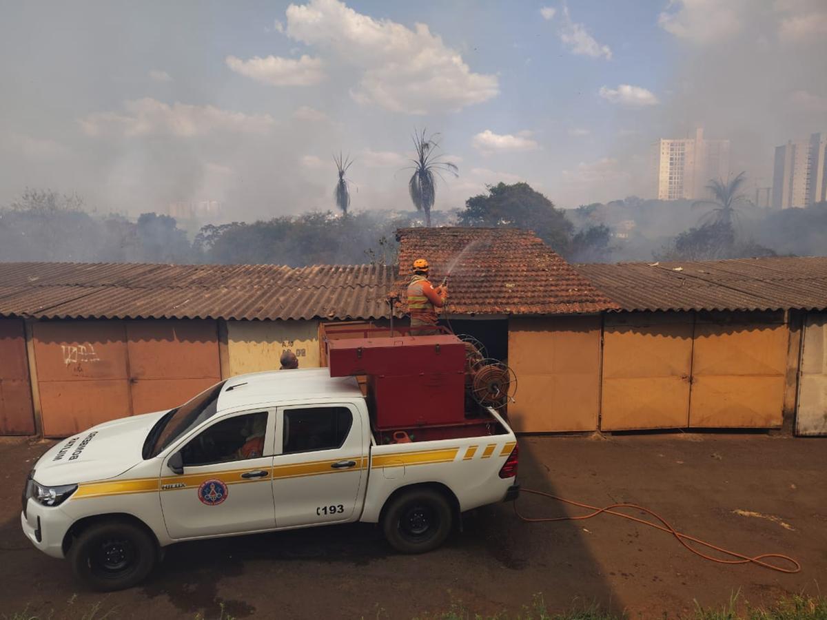 Até o momento, foram utilizados cerca de 15 mil litros de água no esforço para controlar as chamas (Foto/Divulgação/Corpo de Bombeiros)