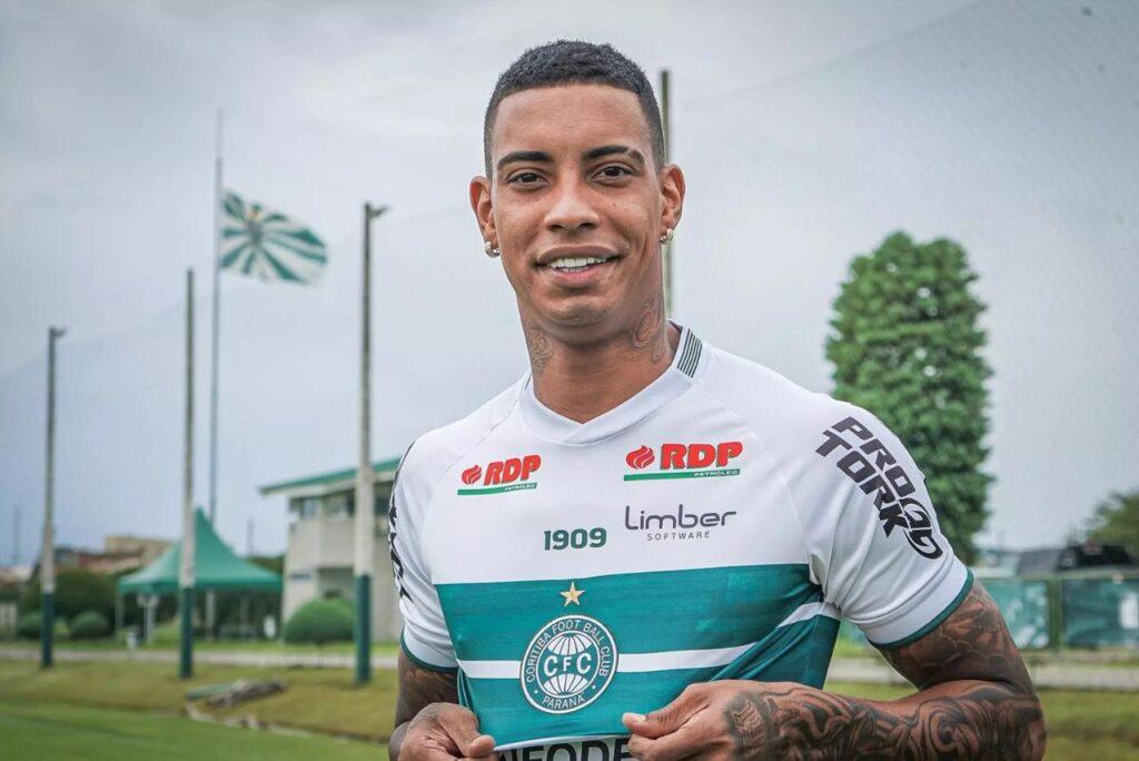 Alef Manga disse que treina fisicamente regularmente e que retornou ao Coritiba em março (Foto/Júnior Dias)