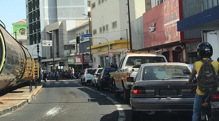 A infração que mais registrou multas já arrecadadas foi o avanço de sinal vermelho (Foto/Reprodução)