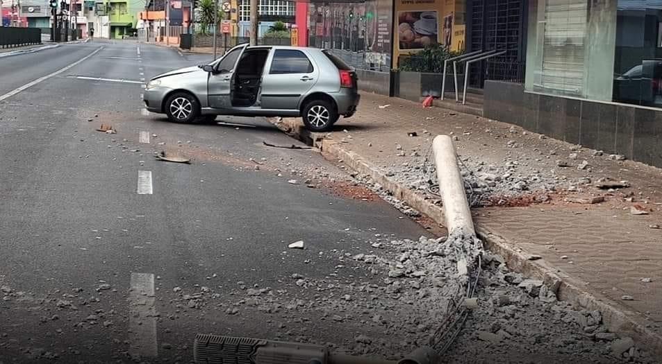 Com o impacto, o poste de iluminação se quebrou e o carro sofreu danos generalizados, enquanto o condutor foi levado à UPA e depois à delegacia (Foto/Divulgação)