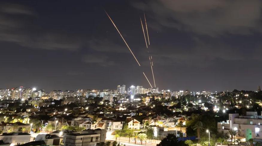 A partir do portão de Jaffa, na Cidade Velha de Jerusalém, ocorreram diversas explosões nos céus da cidade, um fenômeno incomum durante o conflito (Foto/Reprodução)