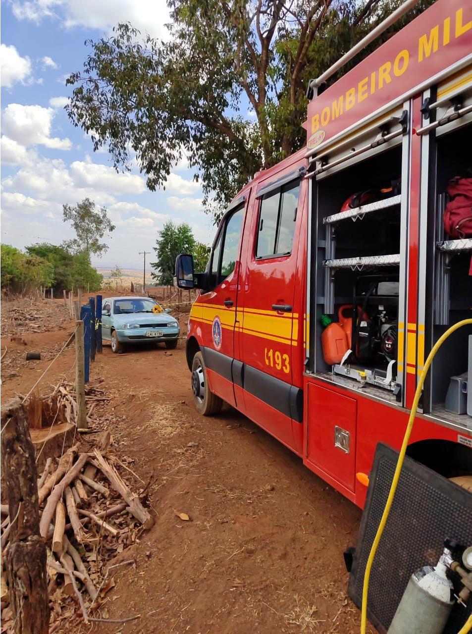 O idoso parou o carro para fechar uma porteira, mas esqueceu de puxar o freio de mão (Foto/Divulgação/Corpo de Bombeiros)