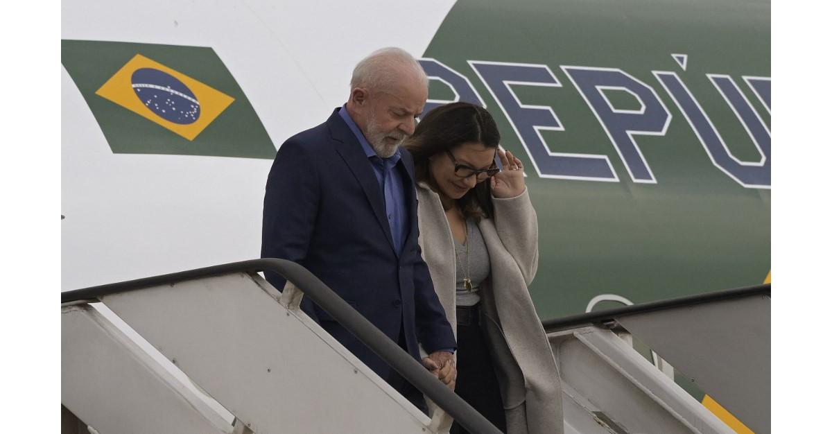 Lula e Janja descem de avião presidencial no Aeroporto Internacional Felipe Ángeles, que fica a uma hora da Cidade do México (Foto/AFP or licensors)