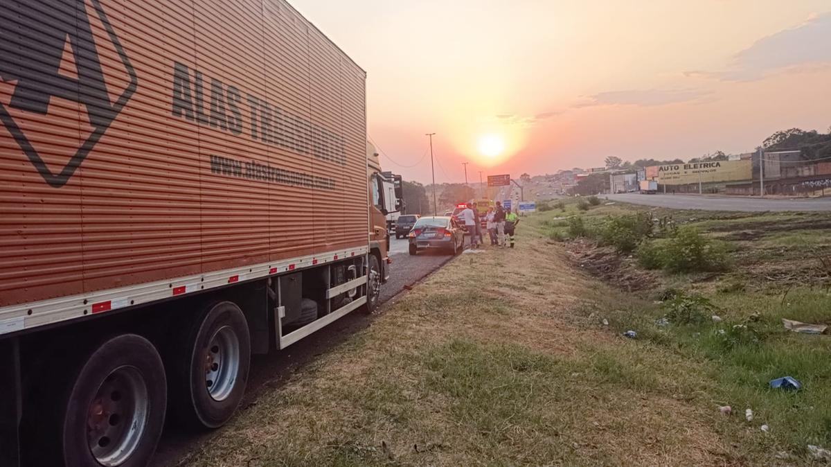 Segundo a PRF, caminhão chocou-se contra a traseira de carro após frenagem brusca deste, por ter sido fechado por outro caminhão (Foto/Divulgação PRF)