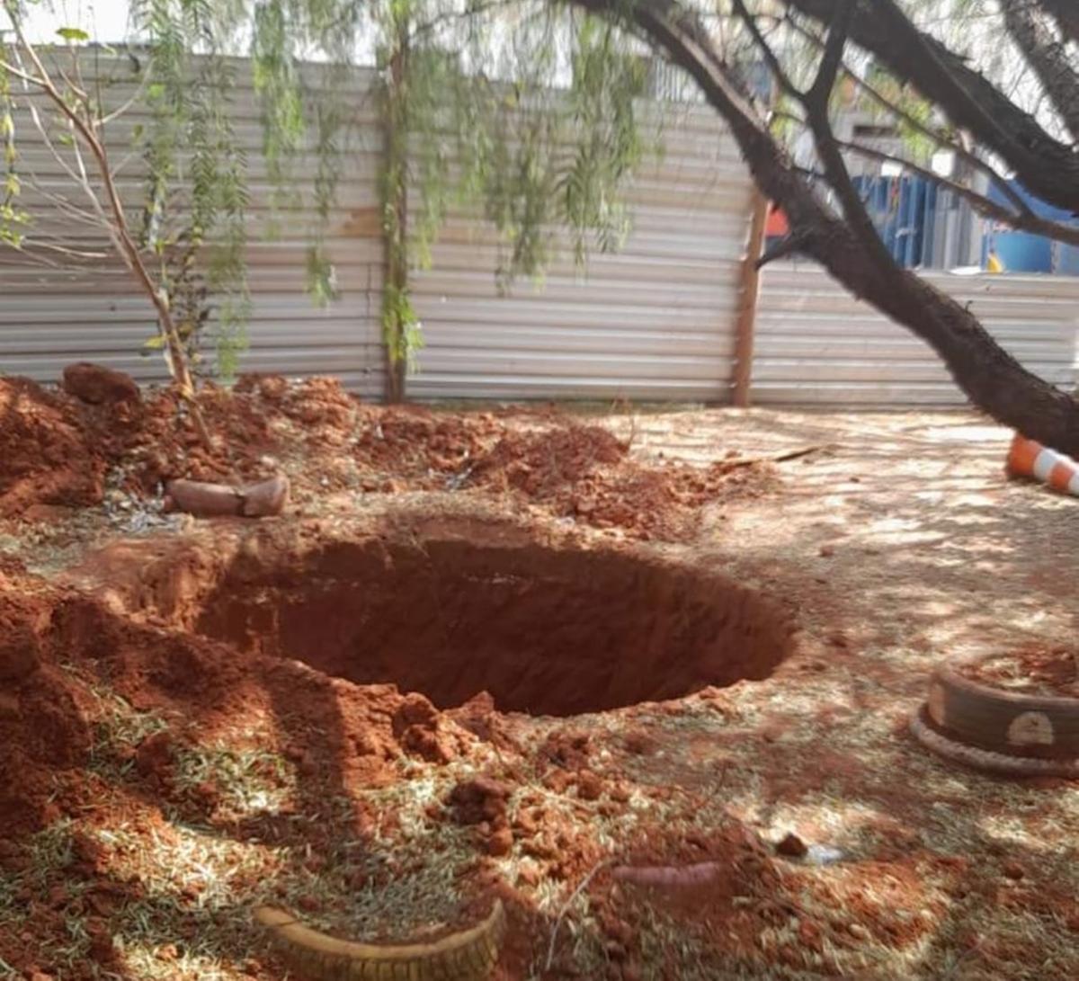 Buraco sem proteção alguma em CEMEI (Foto/Anônimo)