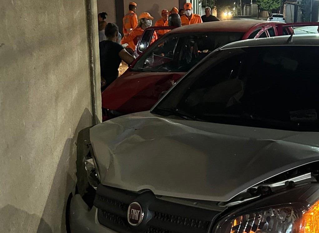 Com a colisão, os dois carros foram parar na calçada e atingiram parede de imóvel, sendo que os feridos estavam no Volkswagen Fox (Foto/Divulgação)