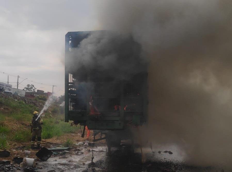 Bombeiros precisaram de 65 mil litros de água para debelar o fogo em carreta na rodovia BR-262 (Foto/Divulgação)